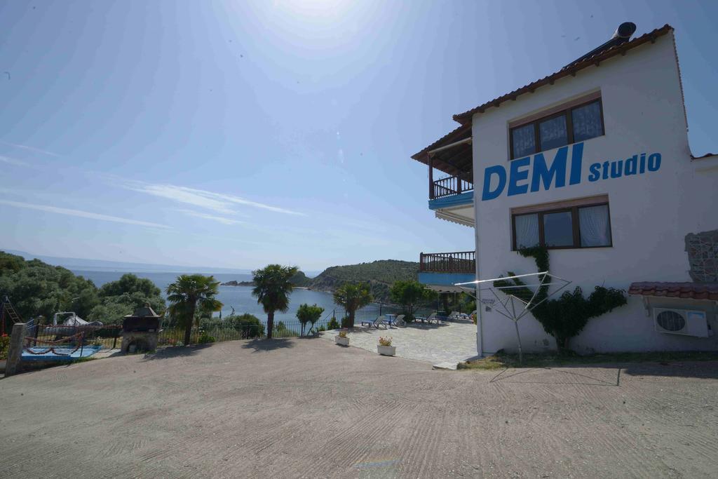 Demi Studios Amolianí Luaran gambar